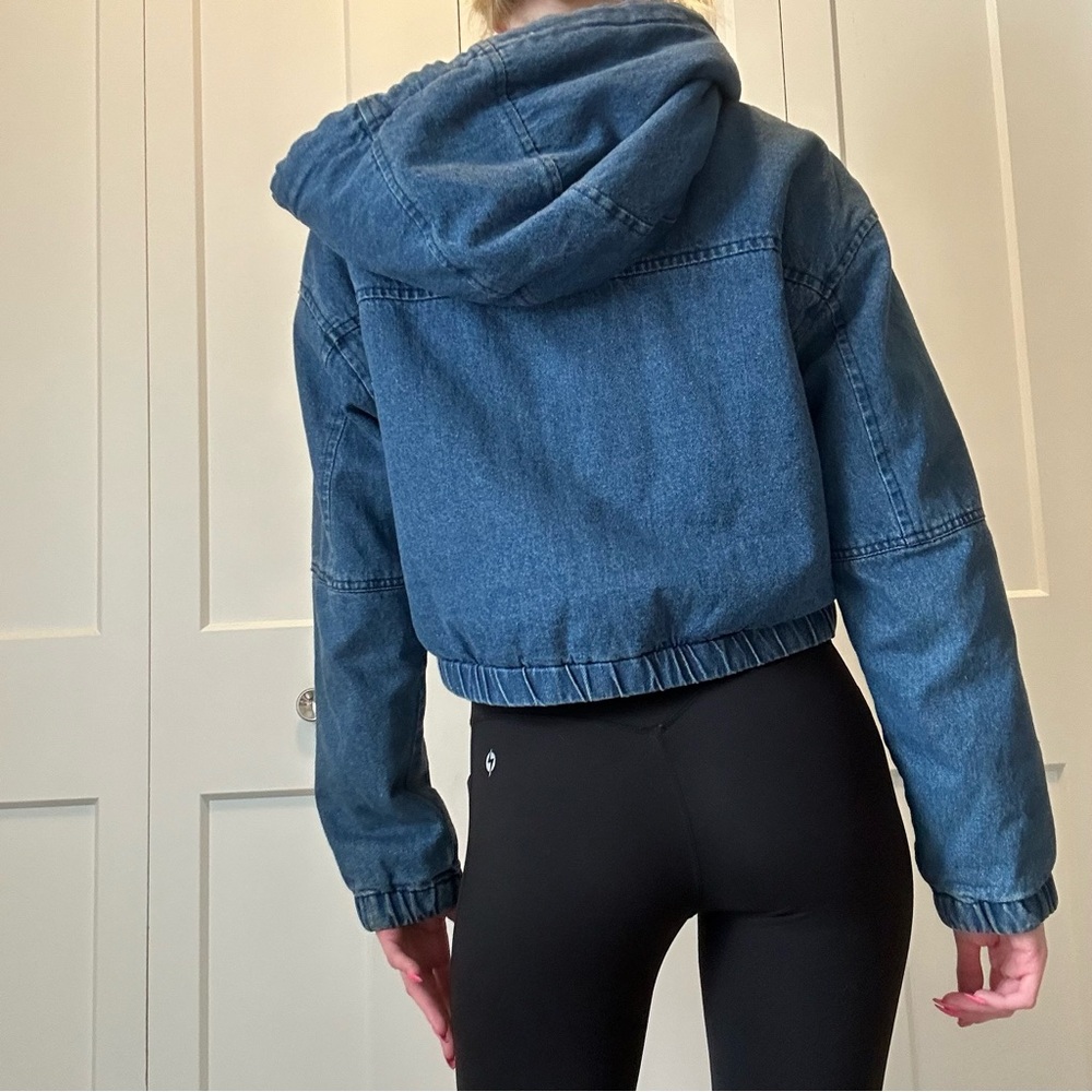 Vintage blue denim zip up jacket with white fur lined hood/interior. Size small